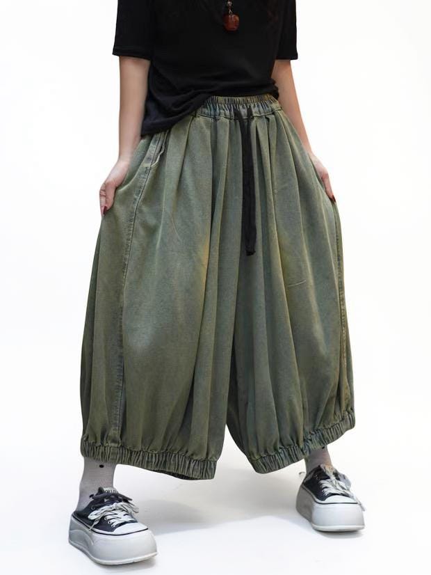 side view of balloon denim pants